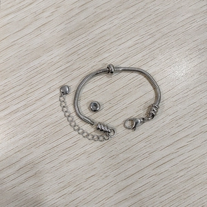 Bracciale a catena serpente in acciaio inossidabile argento con ciondolo a cuore e chiusura