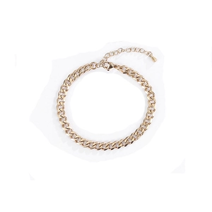 Dettaglio del bracciale a catena cubana dorata con chiusura a moschettone e estensione