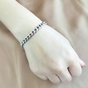 Primo piano di un classico bracciale a maglie cubane in acciaio inossidabile argento