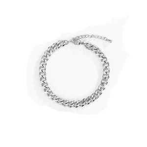Dettaglio macro della catena a maglia cubana argento con chiusura a moschettone