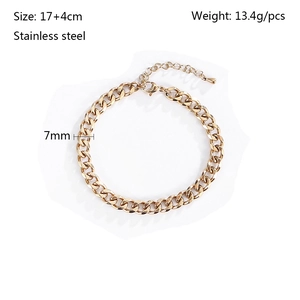Dettaglio del bracciale a catena cubana da 7 mm in acciaio inossidabile dorato con chiusura
