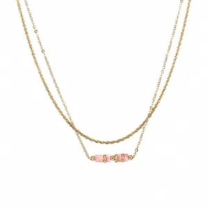 Dettaglio della collana a doppio strato in acciaio inossidabile dorato 18K con pietra