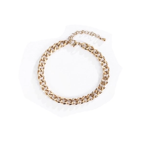 Dettaglio del bracciale a catena cubana in acciaio dorato con chiusura a moschettone e catenina