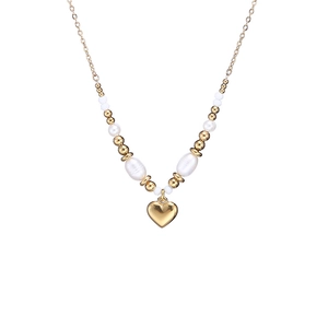 Détail du collier pendentif cœur doré avec perles blanches sur chaîne élégante dorée