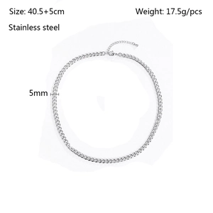 Vue détaillée du collier à mailles cubaines en acier argenté avec largeur de 5mm