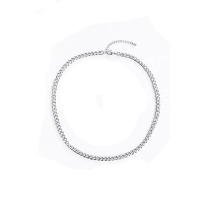 Détail d'un collier chaîne gourmette argentée avec fermoir mousqueton et chaînette réglable