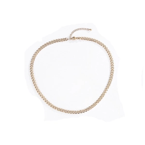 Détail du collier chaîne cubaine dorée avec fermoir mousqueton réglable sur fond blanc