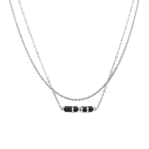 Dettaglio della collana a doppio strato argento con catena stellata e perle cilindriche