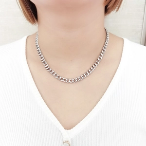 Gros plan d'un collier chaîne gourmette classique en acier inoxydable argenté