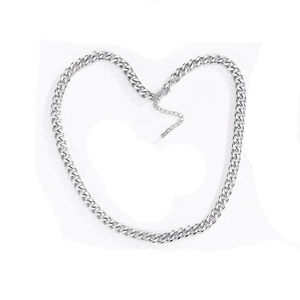 Collier à mailles cubaines argentées disposé en forme de cœur avec fermoir mousqueton