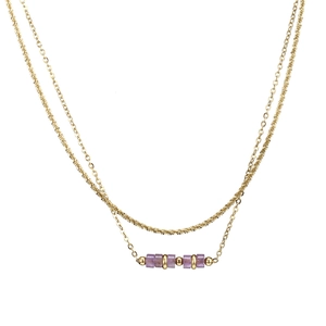 Dettaglio della collana a doppio strato in oro 18K con perline viola ed elegante catena