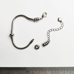 Dettaglio della catena serpente argento con ciondolo a cuore e terminale filettato per DIY
