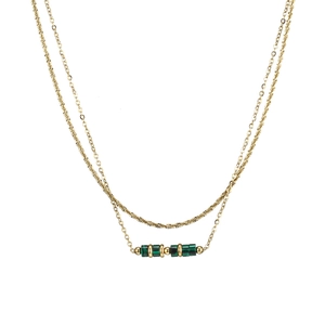 Dettaglio collana a doppio strato dorata con perle di malachite e catena a corda