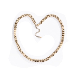 Collier à mailles cubaines dorées disposé en forme de cœur sur un fond blanc pur