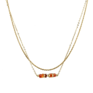 Dettaglio della collana a doppio strato in oro 18K con perline di pietra rossa