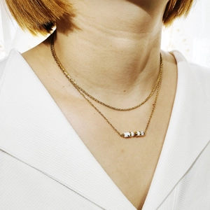 Dettaglio della collana a doppio strato in acciaio inossidabile placcato oro 18K con perle
