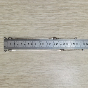 Misurazione della lunghezza del bracciale a catena serpente in acciaio inox con righello