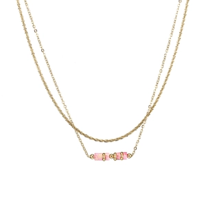 Dettaglio della collana a doppio strato in oro 18K con pietra naturale rosa e catena