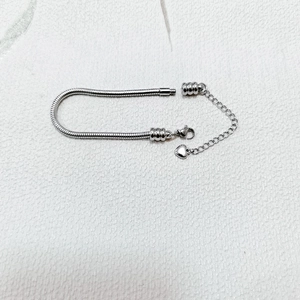 Dettaglio del bracciale a catena serpente argento con chiusura a moschettone e cuore