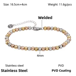 Nahaufnahme des dreifarbigen Edelstahl-Perlenarmbands mit PVD-Vakuum-Beschichtung