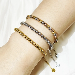 Set di tre bracciali con perline in acciaio inossidabile dorato e argento a spirale