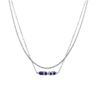 Dettaglio della collana a doppio strato in acciaio inossidabile con cinque perle blu