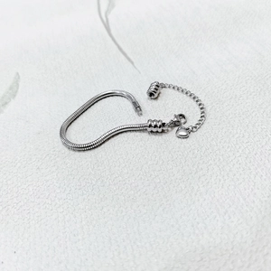 Dettaglio del bracciale a catena serpente argento con chiusura a moschettone e cuore