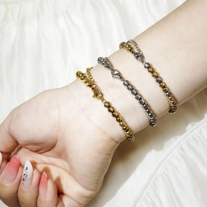 Braccialetti con perline in acciaio inossidabile a tre colori e chiusura a moschettone