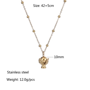 Dettaglio della collana in acciaio inossidabile dorato con sfera da 10mm e ciondolo a foglia