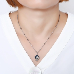 Elegante collana con ciondolo a foglia, pietra blu naturale e catenina a sfere