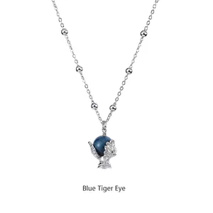 Dettaglio macro del ciondolo in occhio di tigre blu naturale con montatura a foglia