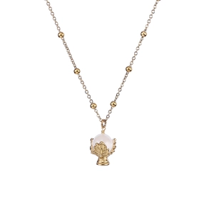 Elegante collana a sfere dorate con ciondolo di perla bianca e supporto a foglia