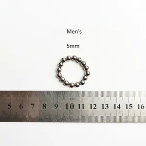 Detalle de anillo elástico para hombre de cuentas de acero inoxidable plateado 5mm