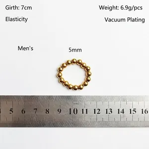 Detalle de cuentas de acero dorado de 5mm en un anillo elástico con medidas