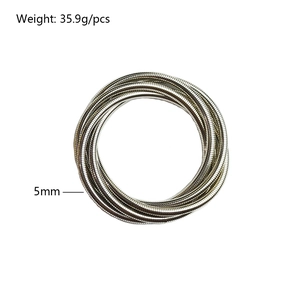Detalle de una pulsera en espiral plateada de 5mm que muestra textura metálica y capas