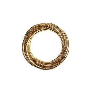 Primer plano de anillos metálicos dorados de varias capas con textura de serpiente