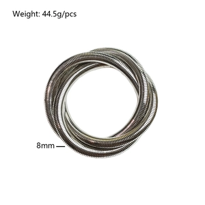 Detalle de brazalete multicapa plateado de 8mm de ancho y 44,5g de peso