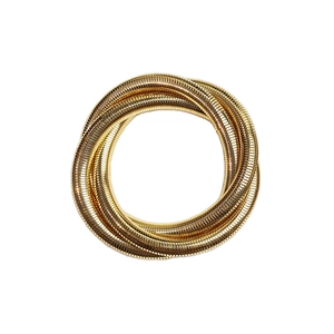 Detalle macro de una pulsera de tres capas dorada con eslabones de serpiente y diseño cruzado