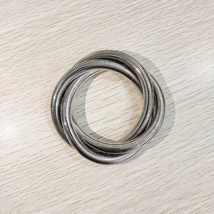 Primer plano de brazalete plateado de tres capas con textura de serpiente industrial