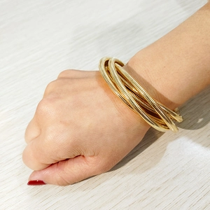 Elegante pulsera multicapa dorada de resorte con textura de hueso de serpiente para mujer