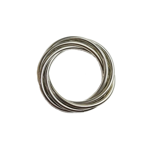 Primer plano de pulseras de metal plateado apiladas con textura espiral detallada