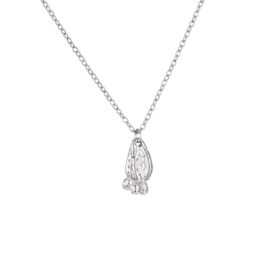 Gros plan du pendentif cactus argenté avec surface texturée sur une chaîne en O chic