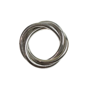 Primer plano detallado de pulsera multicapa entrelazada de metal plateado elástico