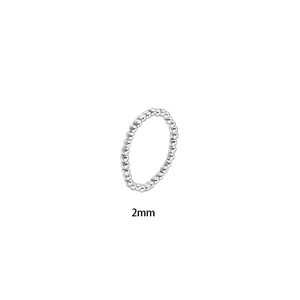 Vista detallada de un anillo de cuentas de acero inoxidable plateado de 2mm con diseño elástico