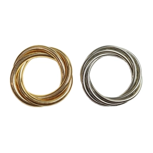 Pulseras en espiral de varias capas en oro y plata con diseño minimalista de alambre