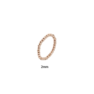 Primer plano de anillo de cuentas de acero inoxidable de 2mm en oro rosa pulido