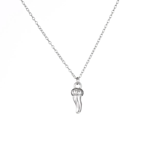 Vue macro d'un pendentif corne italienne en argent avec motifs ajourés sur une chaîne fine