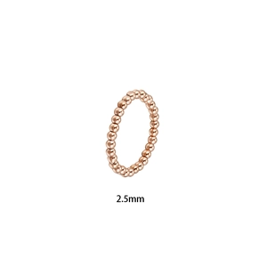 Detalle del anillo de cuentas de 2,5 mm en acero inoxidable de color oro rosa