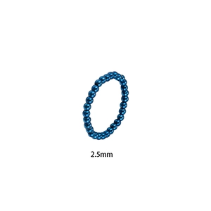 Detalle del anillo de cuentas de acero inoxidable azul de 2,5mm con acabado pulido