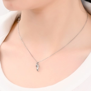 Collier minimaliste argenté avec pendentif corne et chaîne fine pour femme élégante